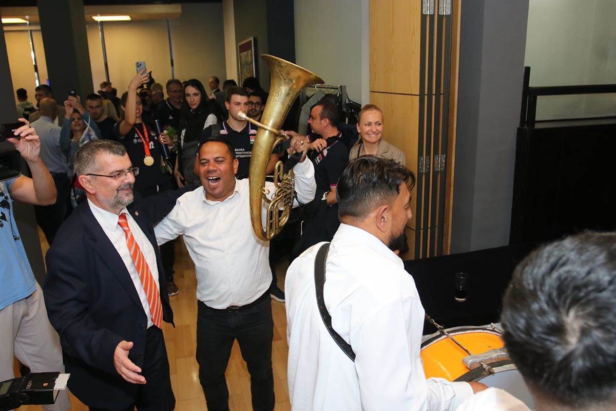 WhatsApp Image 2022-10-16 at 13.58.00 (1).jpg