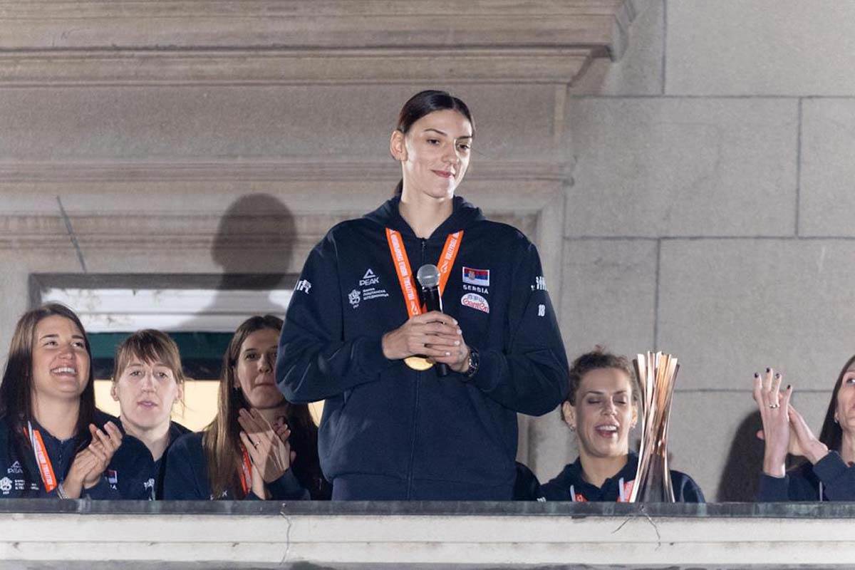 Danijele Santareli na srpskom pozdravio publiku