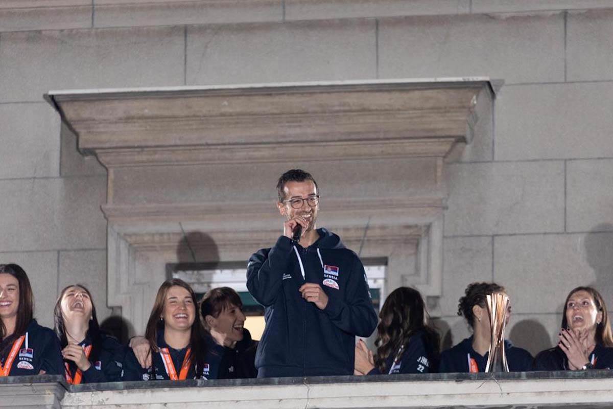 Danijele Santareli na srpskom pozdravio publiku