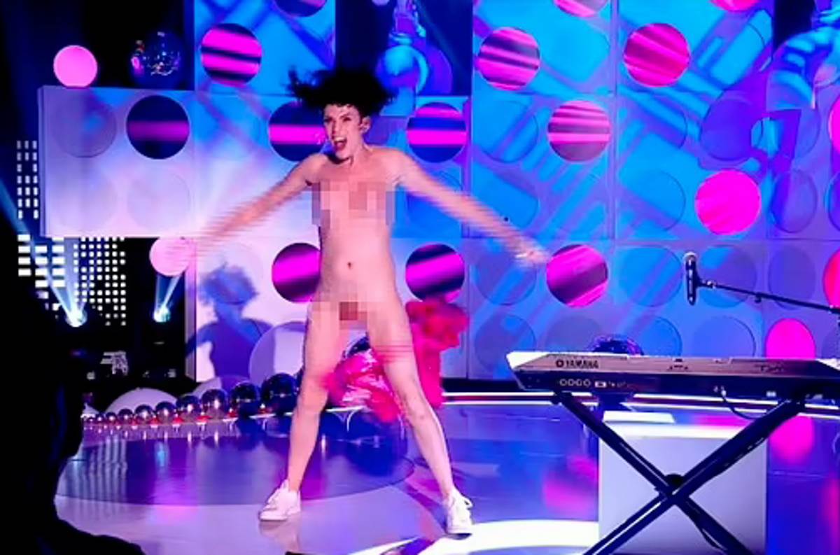 Pevačica se skinula gola u emisiji uživo