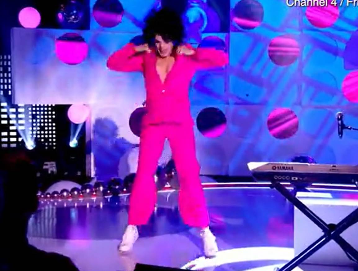 Pevačica se skinula gola u emisiji uživo