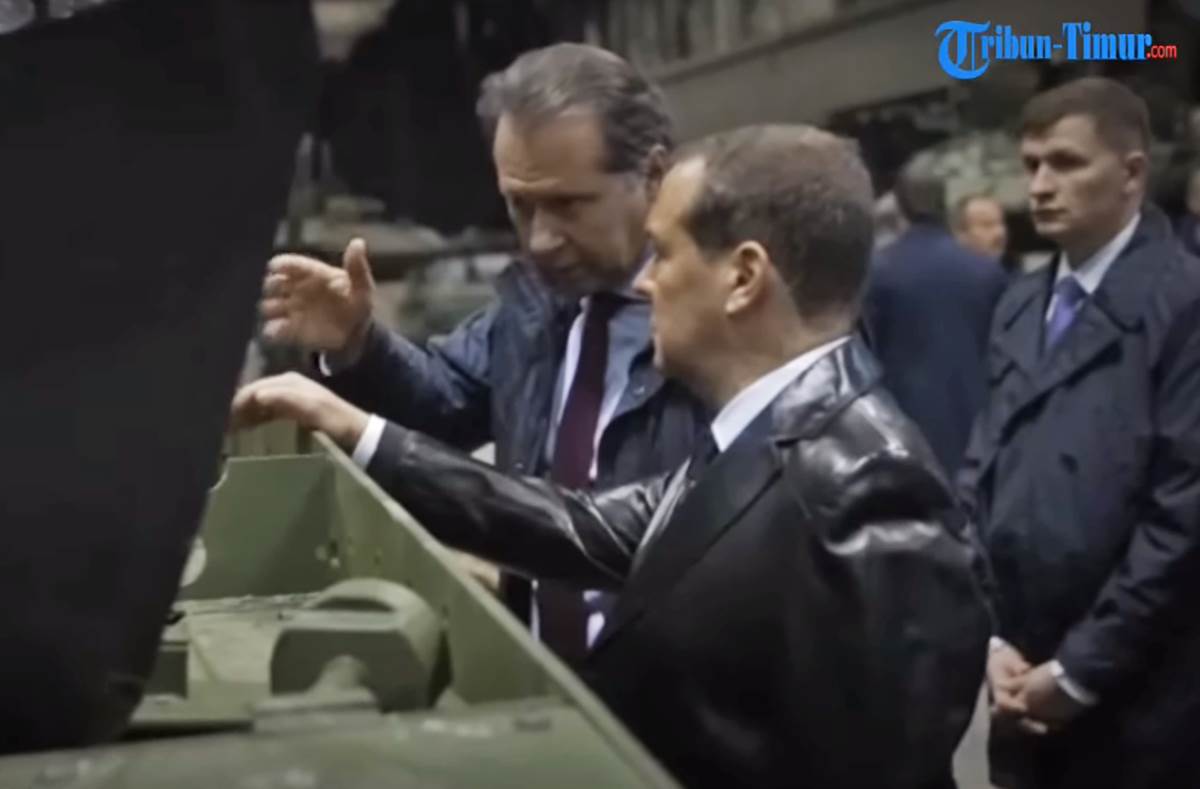 Dmitri Medvedev fabrika tenkovi 2.png