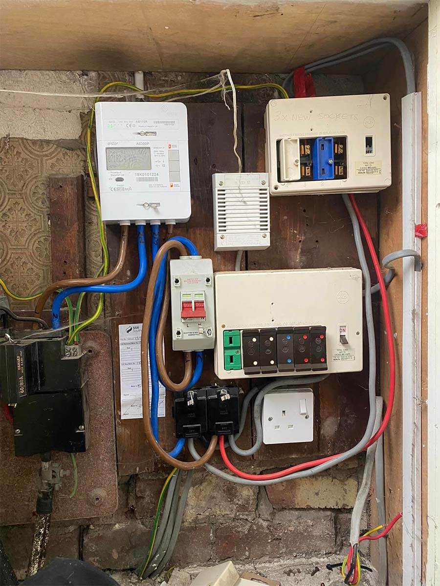 žena električar.jpg