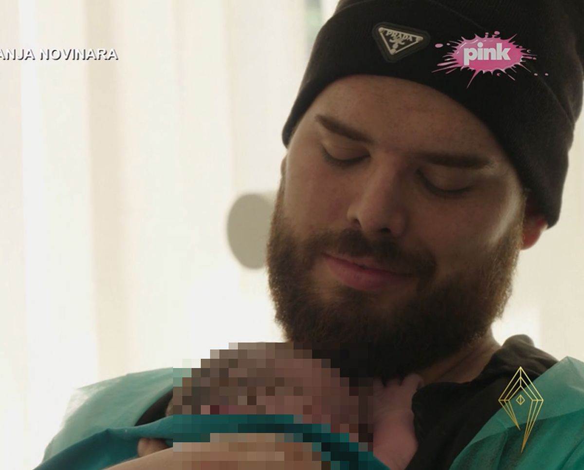 Porođaj Andžele Adaktar prikazan u Adaktarovima