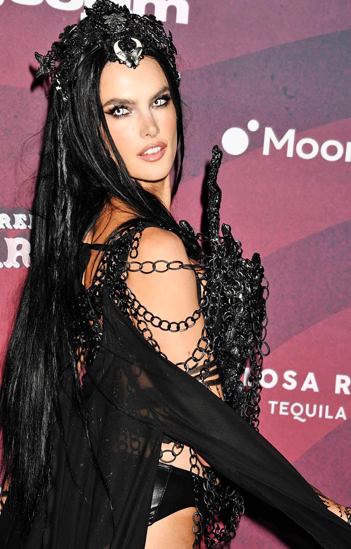 Alesandra Ambrosio u crnom kostimu