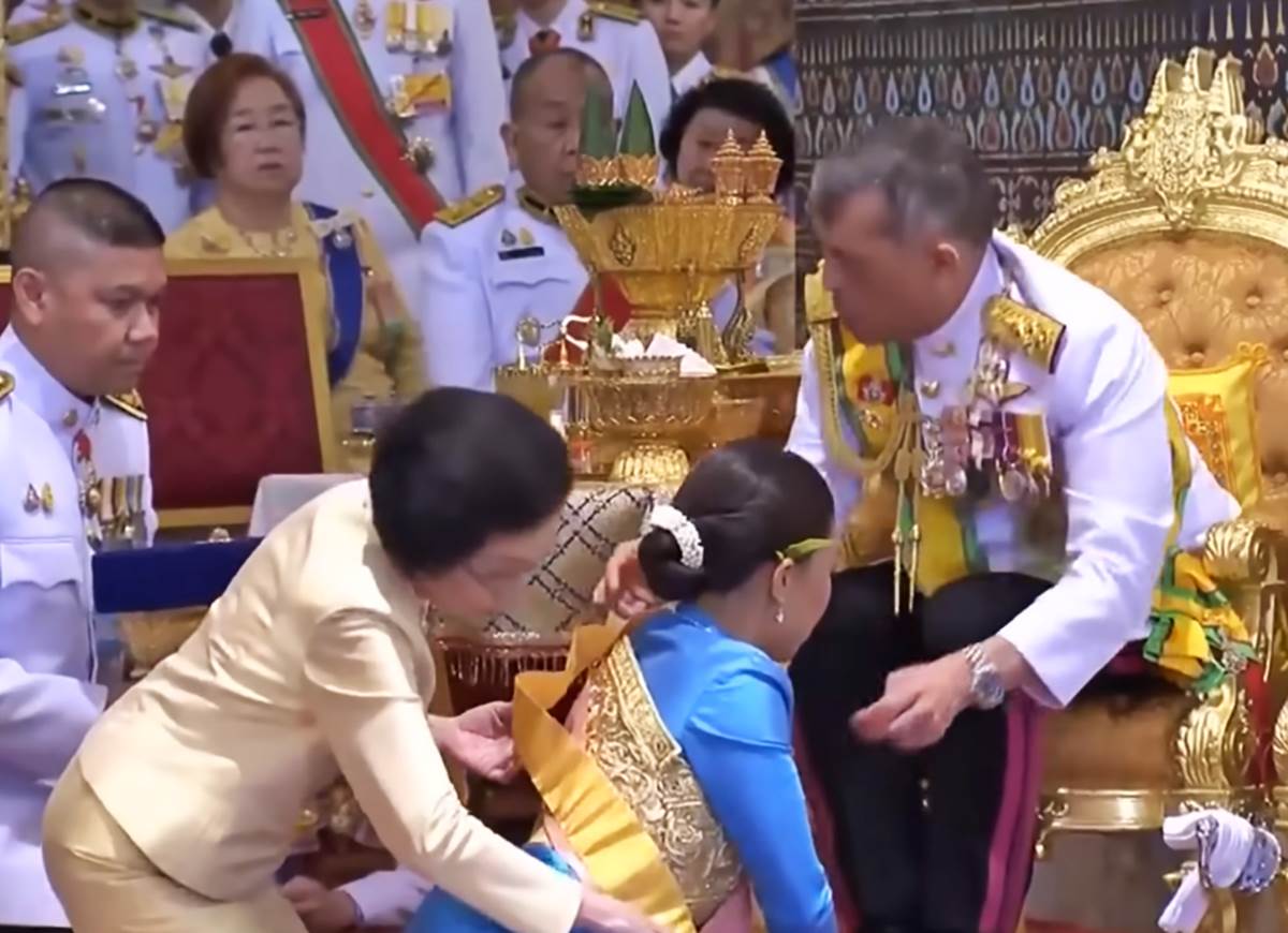 Kralj Tajlanda i zene (11).png