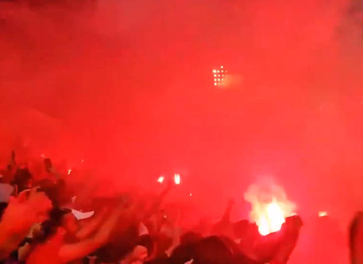 Navijaci Olimpijakos trening (2).png