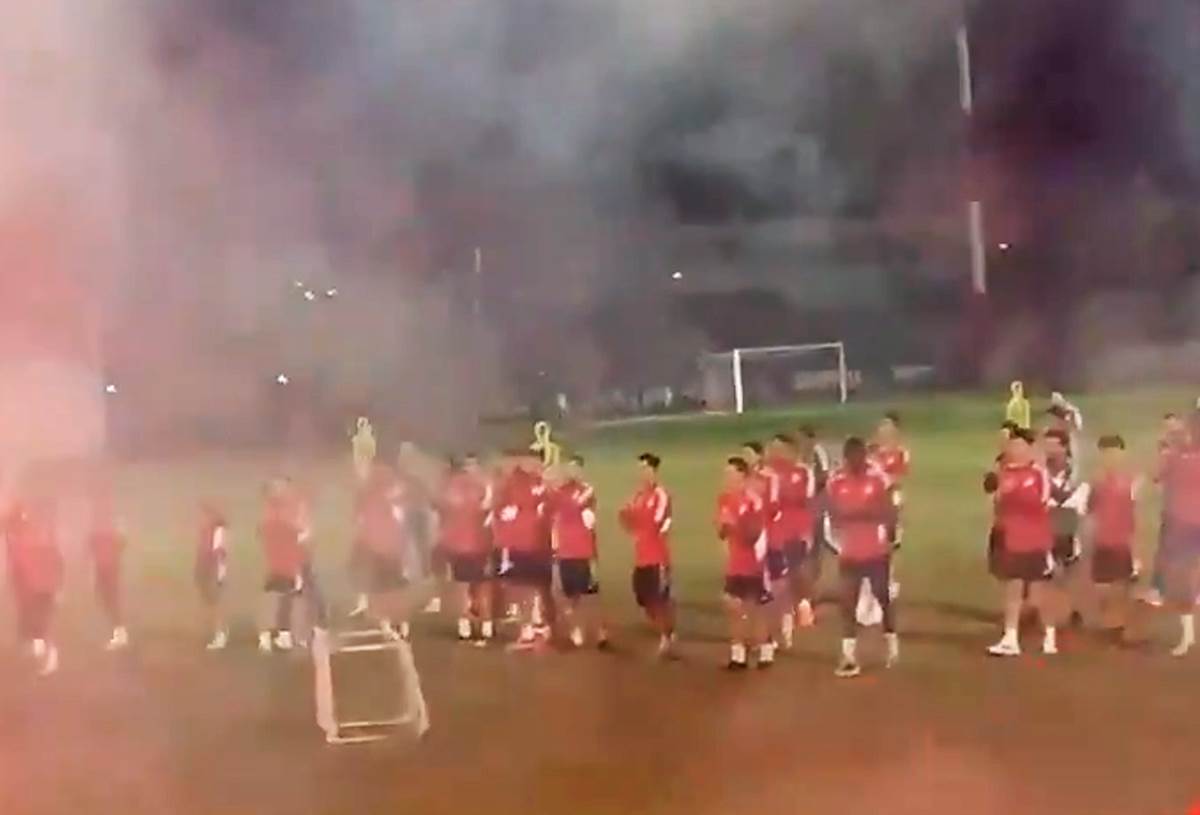 Navijaci Olimpijakos trening (3).png