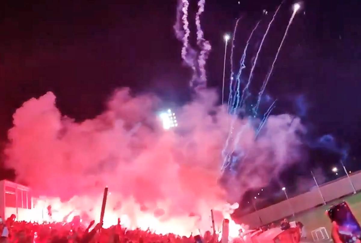 Navijaci Olimpijakos trening (9).png