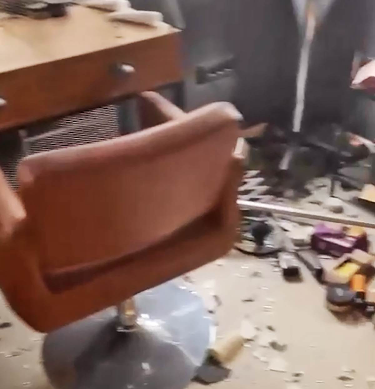 Bačena bomba na frizerski salon (1).png