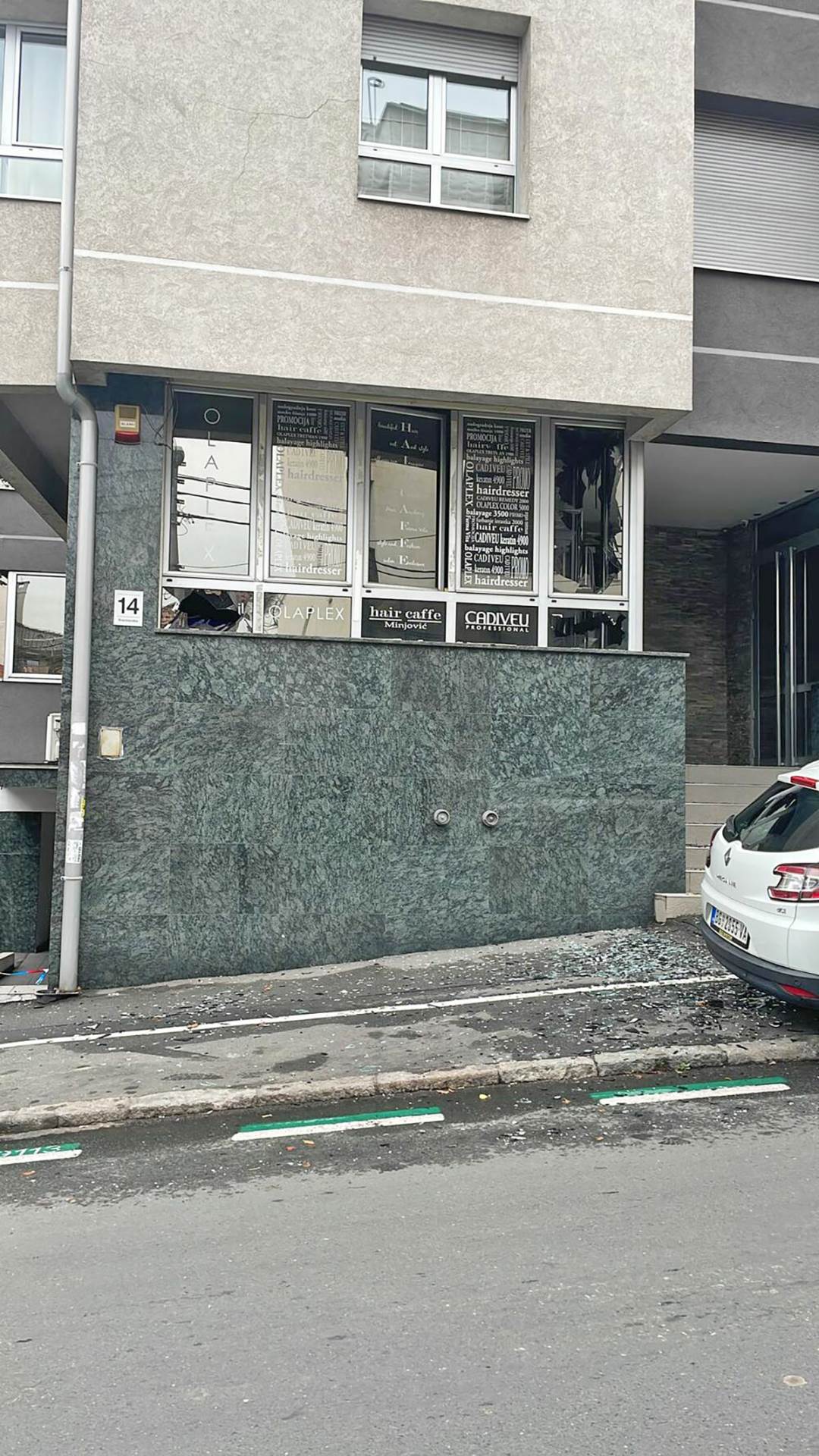 Bačena bomba na frizerski salon (3).jpg