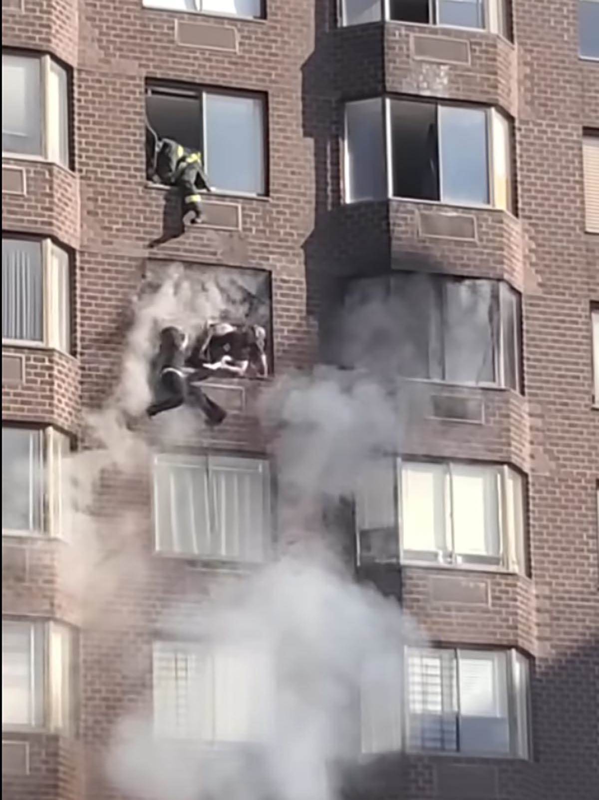 Požar u zgradi vatrogasci spasili ženu