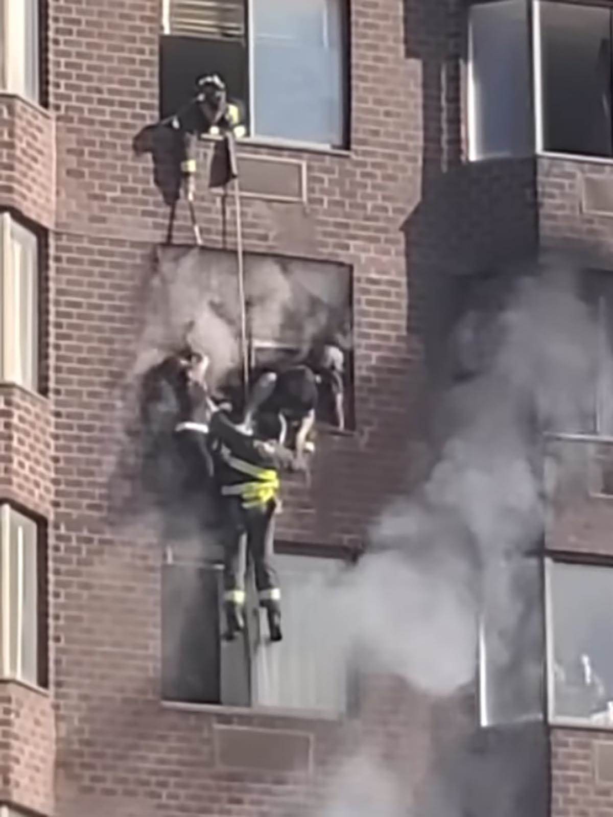 Požar u zgradi vatrogasci spasili ženu