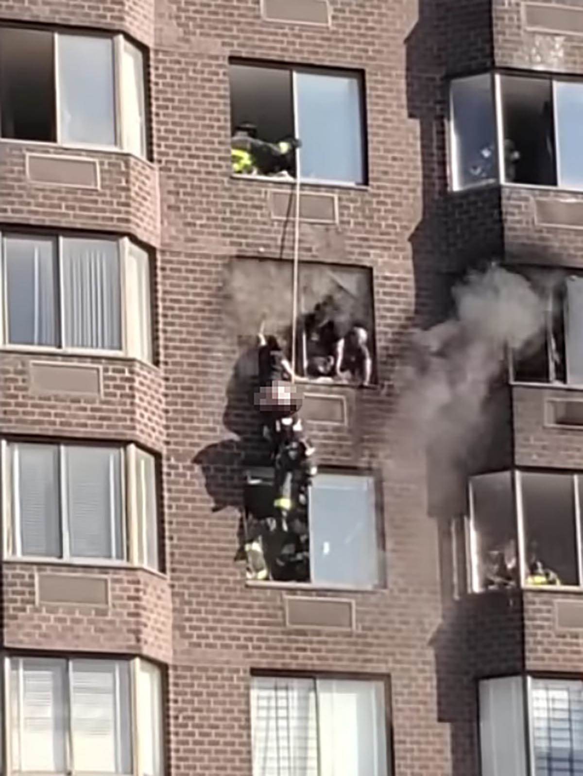 Požar u zgradi vatrogasci spasili ženu