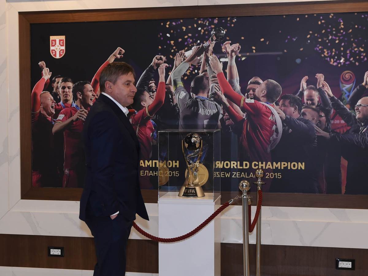 piksi gleda zlatne orliće