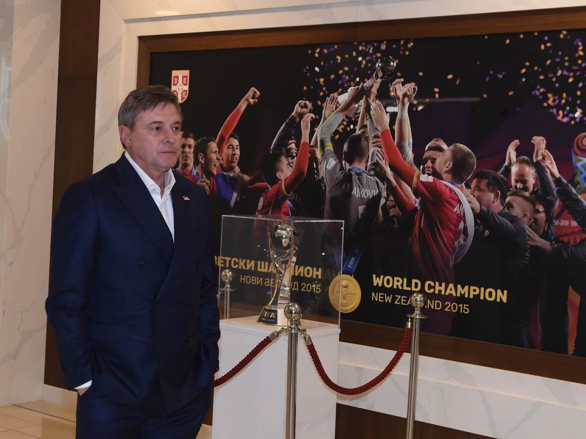 piksi gleda zlatne orliće