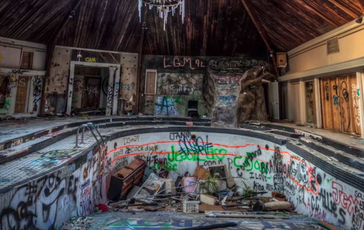 Ispovest Dženifer Saginor, Plejboj zečice o dešavanjima u vili i Hjuu Hefneru