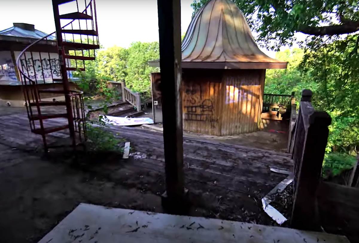 Ispovest Dženifer Saginor, Plejboj zečice o dešavanjima u vili i Hjuu Hefneru