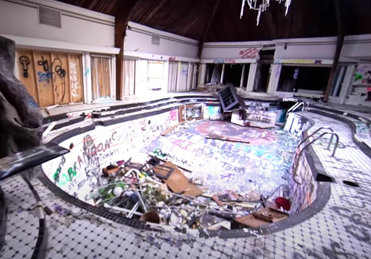 Ispovest Dženifer Saginor, Plejboj zečice o dešavanjima u vili i Hjuu Hefneru