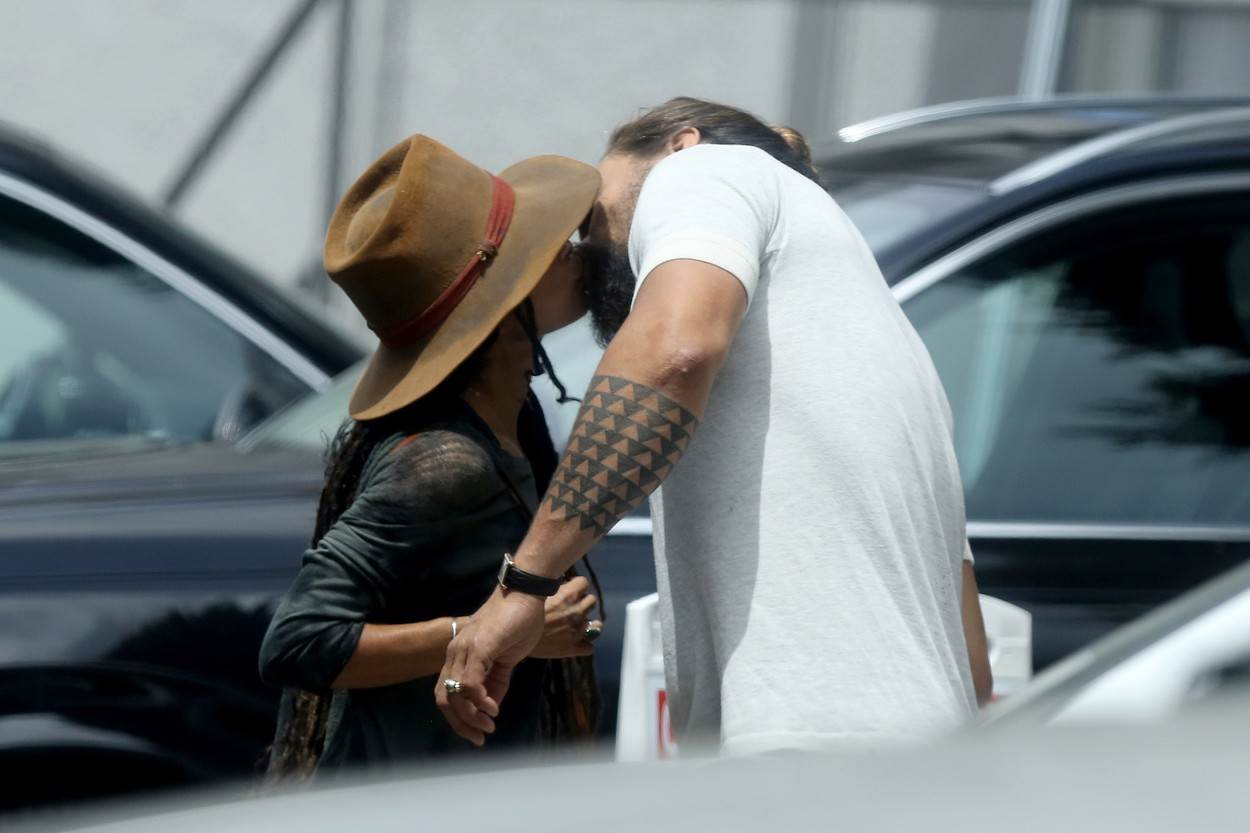 Džejson Momoa prvi put u javnosti sa 12 godina mlađom devojkom