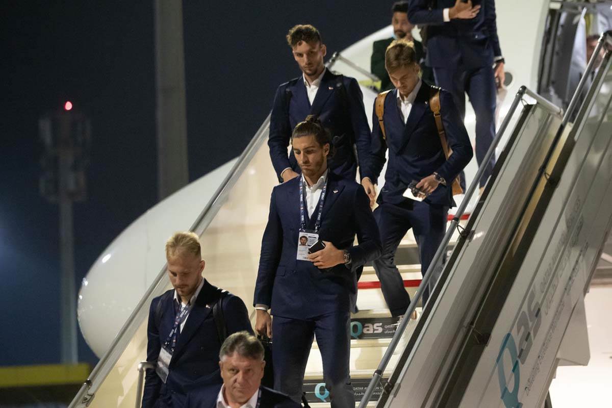 Doček Srbije u Kataru narodna nošnja