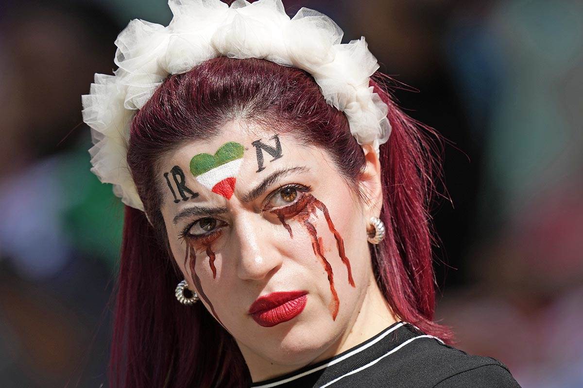 Navijaci Vels Iran (2).jpg