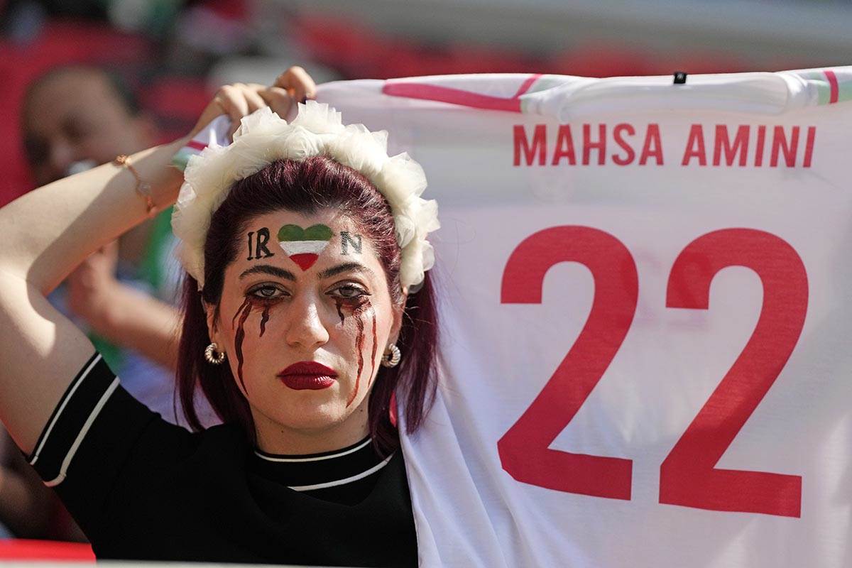 Navijaci Vels Iran (3).jpg