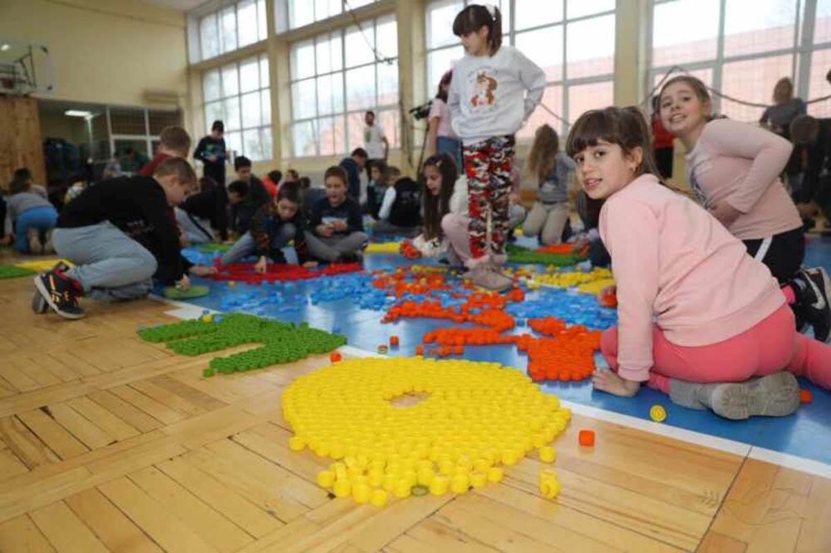  

U Novom Sadu je oko hiljadu dece učestvovalo u projektu “Ekološko vaspitanje, zdravo odrastanje”.