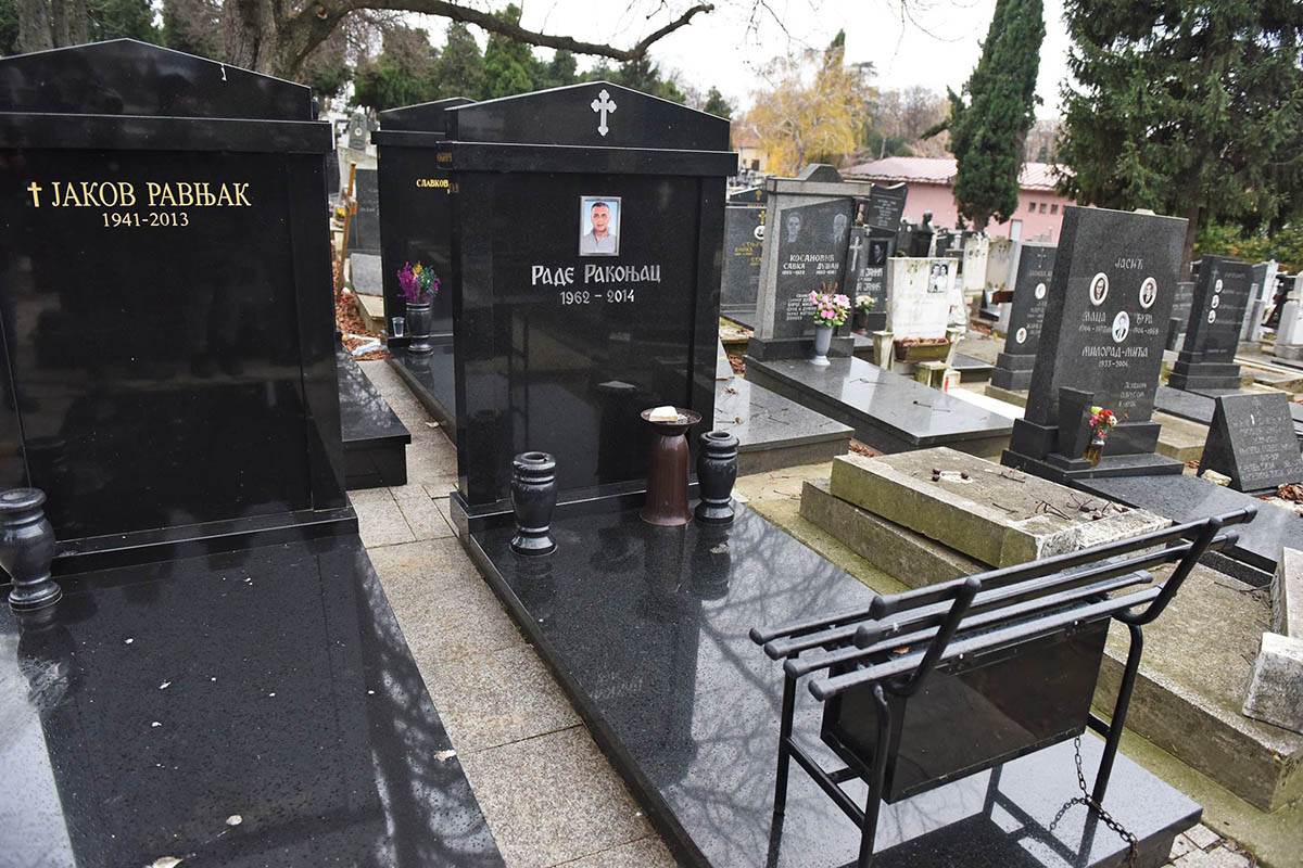 Covek pali svece na grobovima Bojovicevog oca i brata (5).jpeg