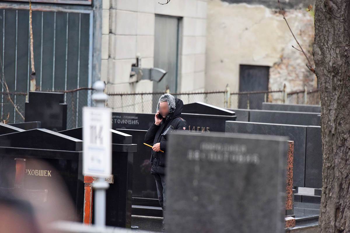 Covek pali svece na grobovima Bojovicevog oca i brata (6).jpeg