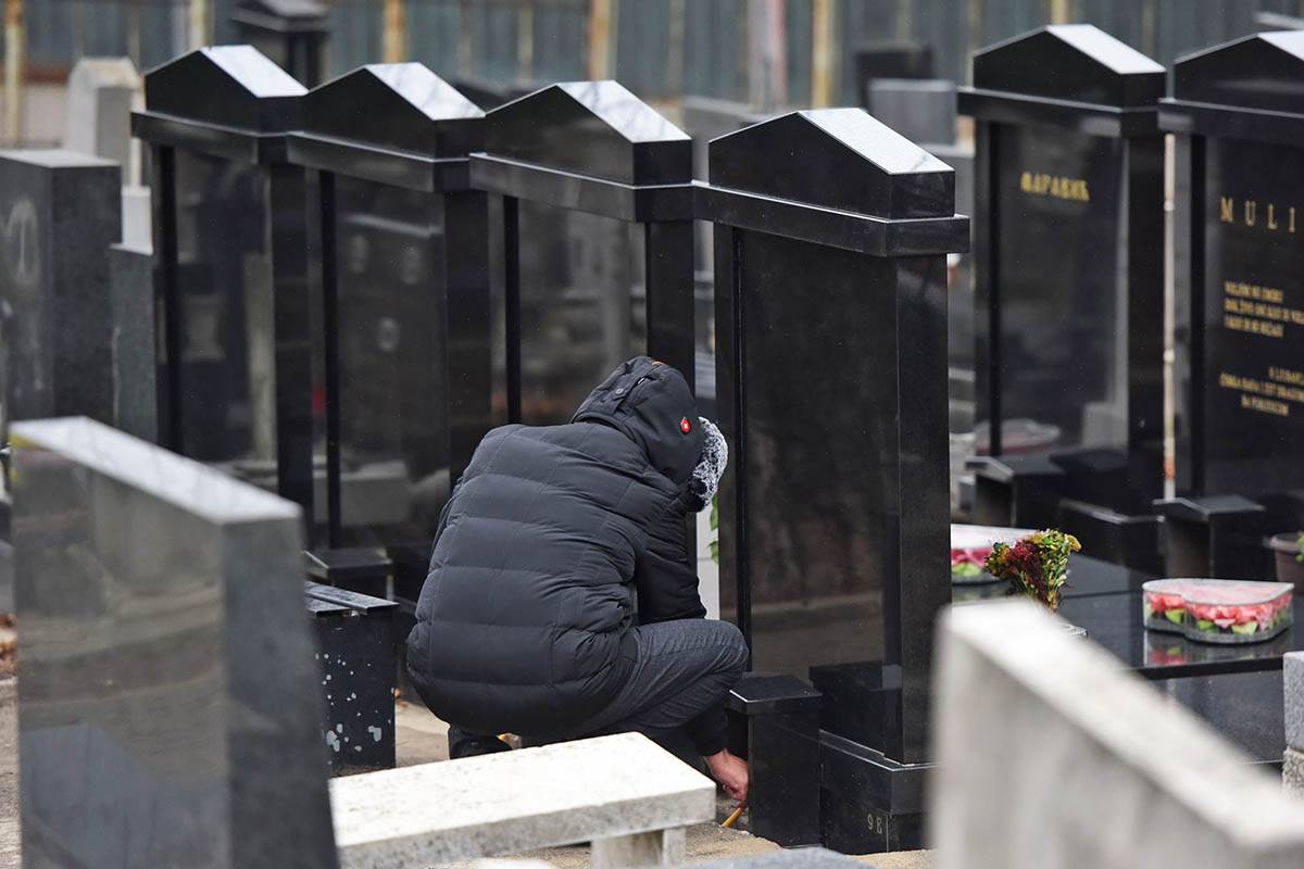 Covek pali svece na grobovima Bojovicevog oca i brata (7).jpeg