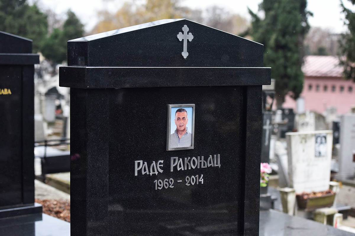 Covek pali svece na grobovima Bojovicevog oca i brata (8).jpeg