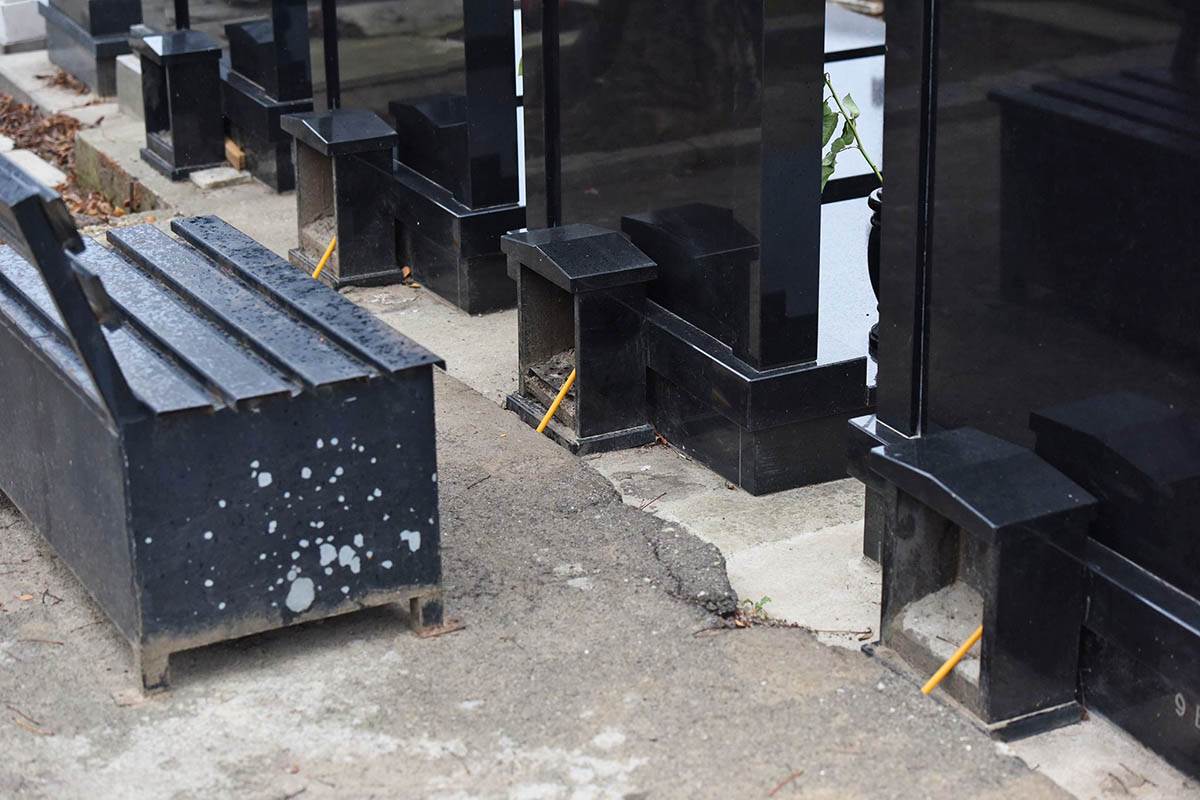 Covek pali svece na grobovima Bojovicevog oca i brata (9).jpeg