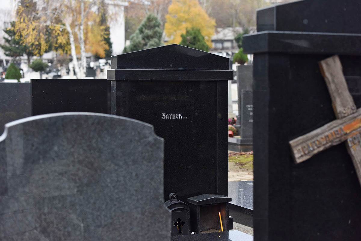 Covek pali svece na grobovima Bojovicevog oca i brata (1).jpeg