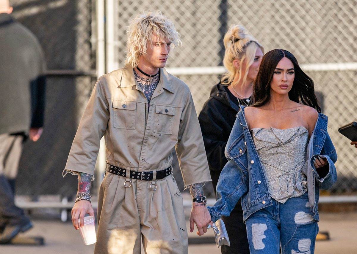 Megan Foks slike s drveta i u žbunju