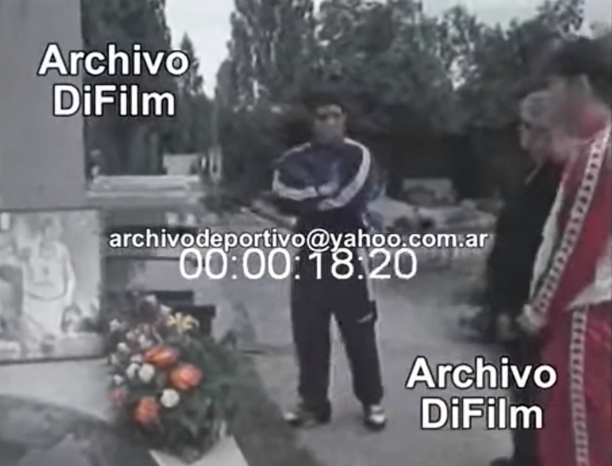 Maradona Suker na grobu Drazena Petrovica (7).png