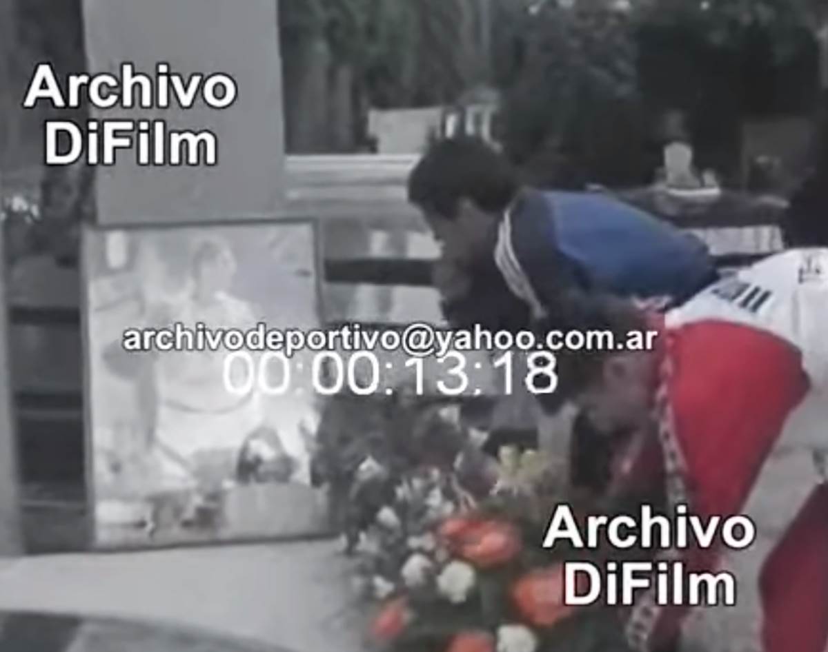 Maradona Suker na grobu Drazena Petrovica (8).png