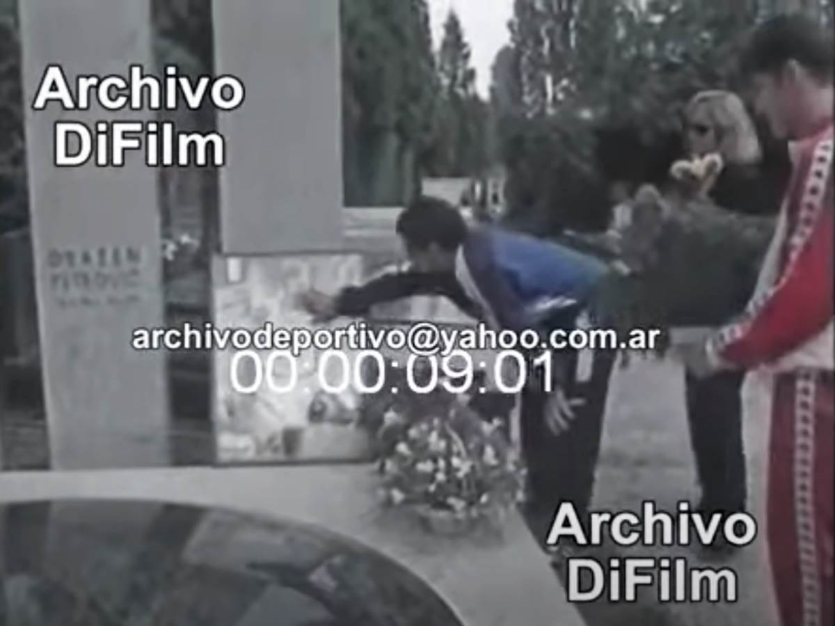 Maradona Suker na grobu Drazena Petrovica (9).png