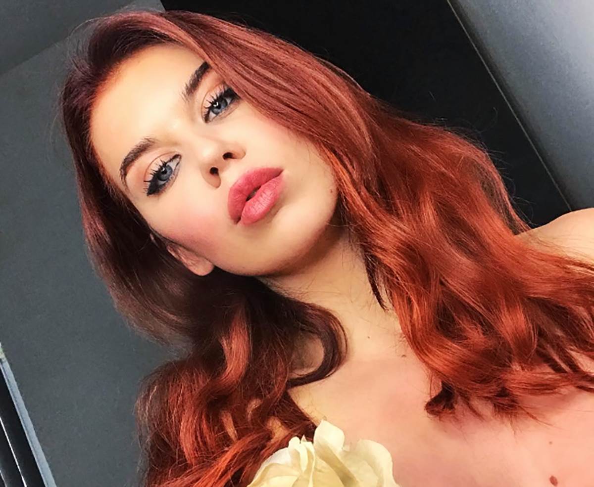 Muškarci plaćaju bokserku i manekenku da ih bije