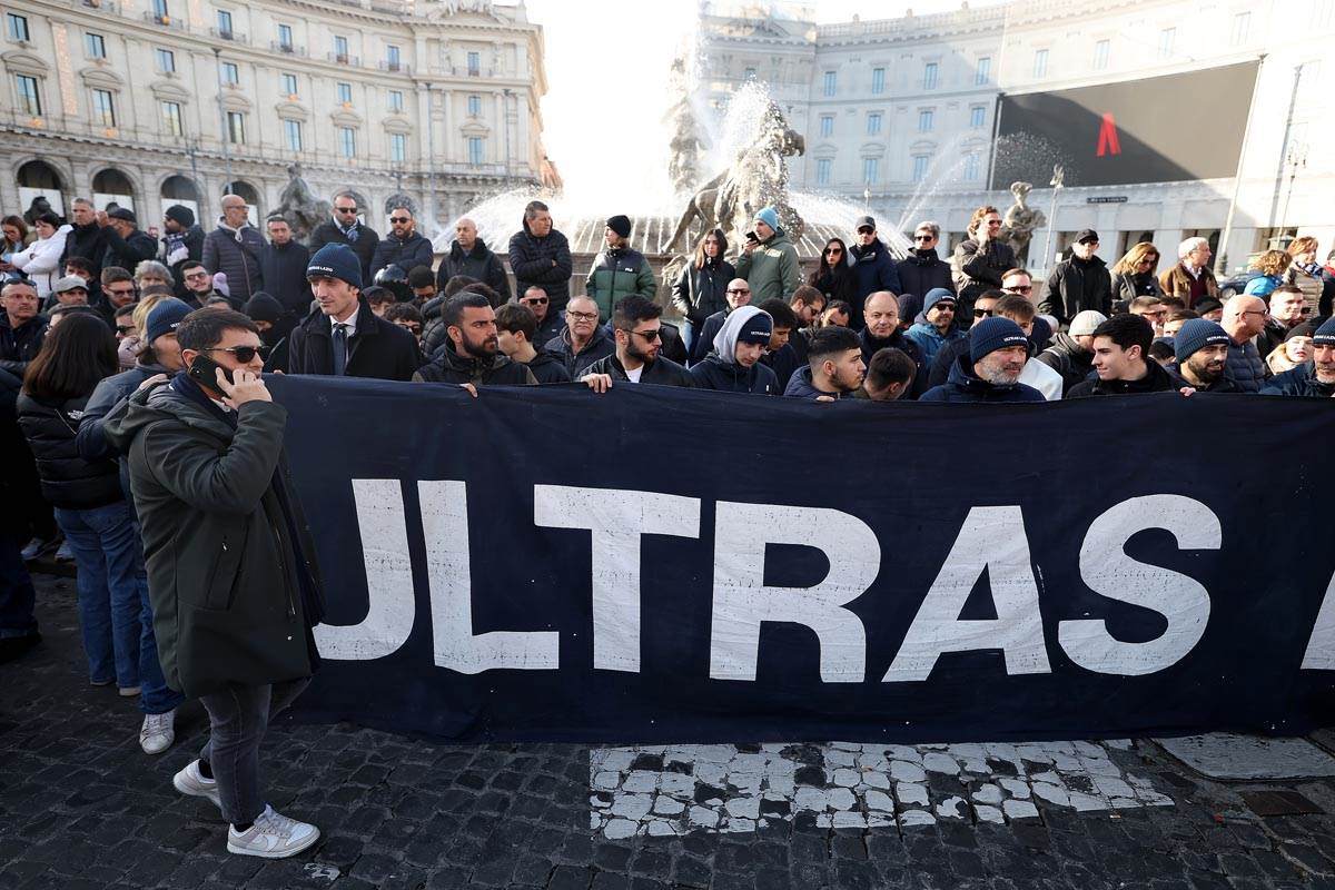 sahrana sinisa mihajlovic navijaci  (5).jpg