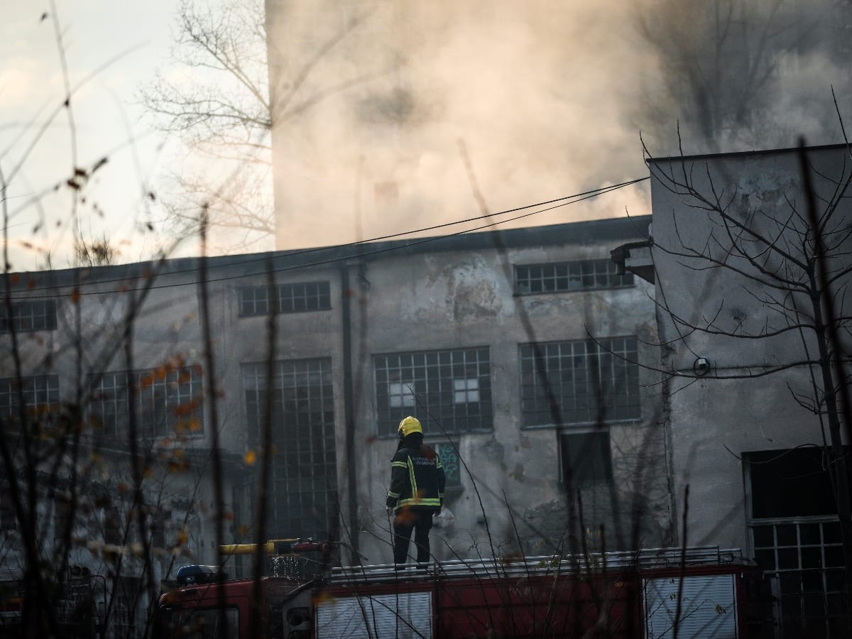 Pozar fabrika Sutjeska vatrogasci (4).jpeg