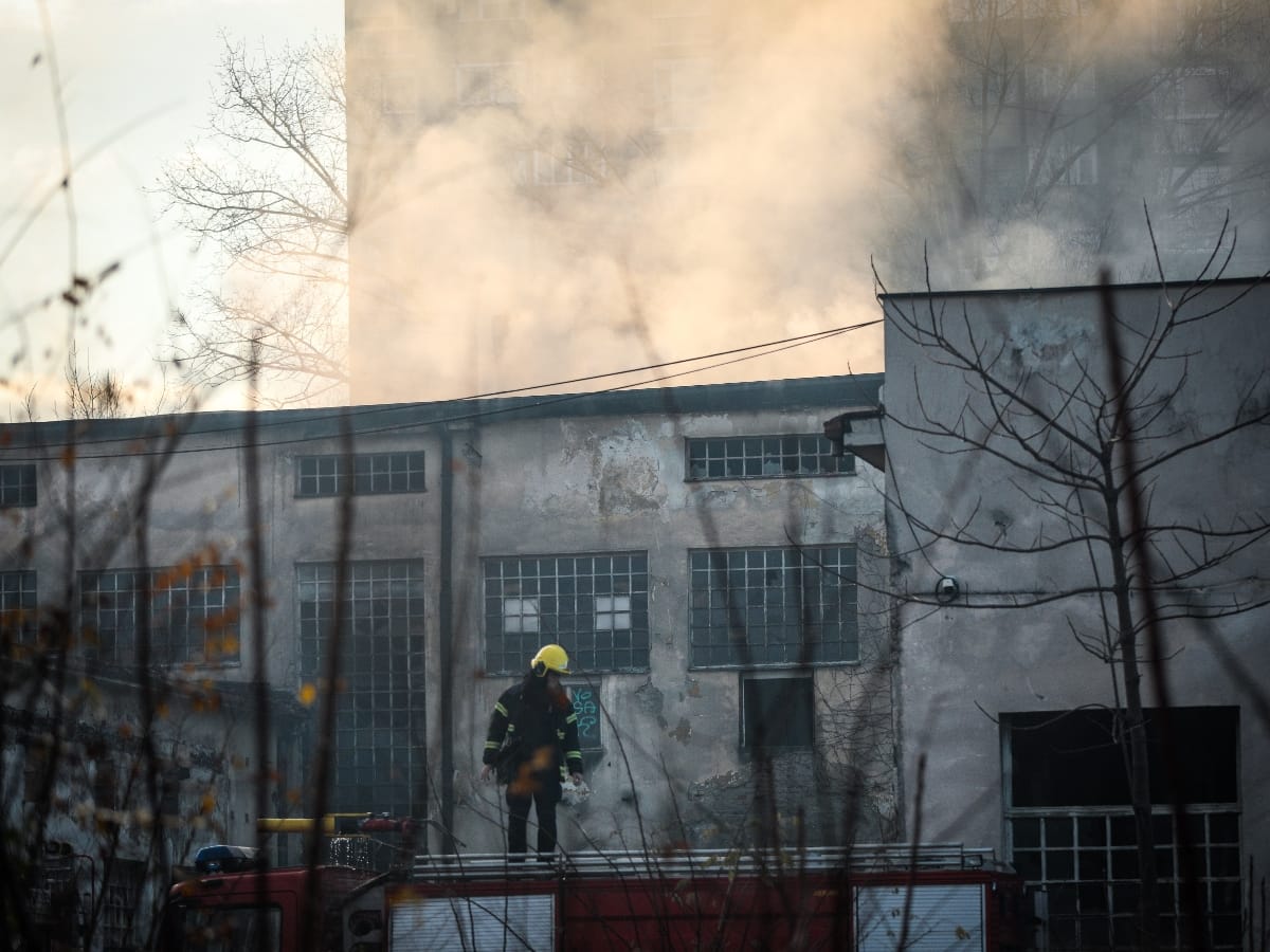 Pozar fabrika Sutjeska vatrogasci (5).jpeg