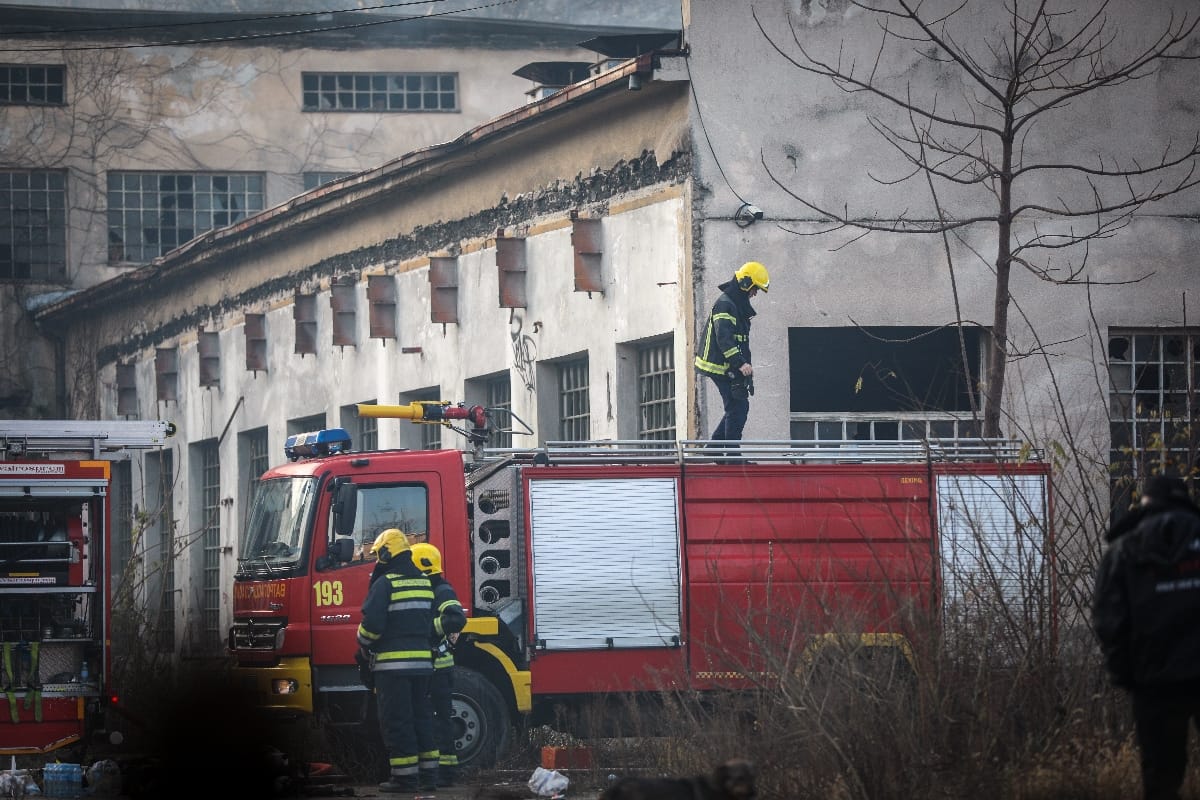 Pozar fabrika Sutjeska vatrogasci (9).jpeg