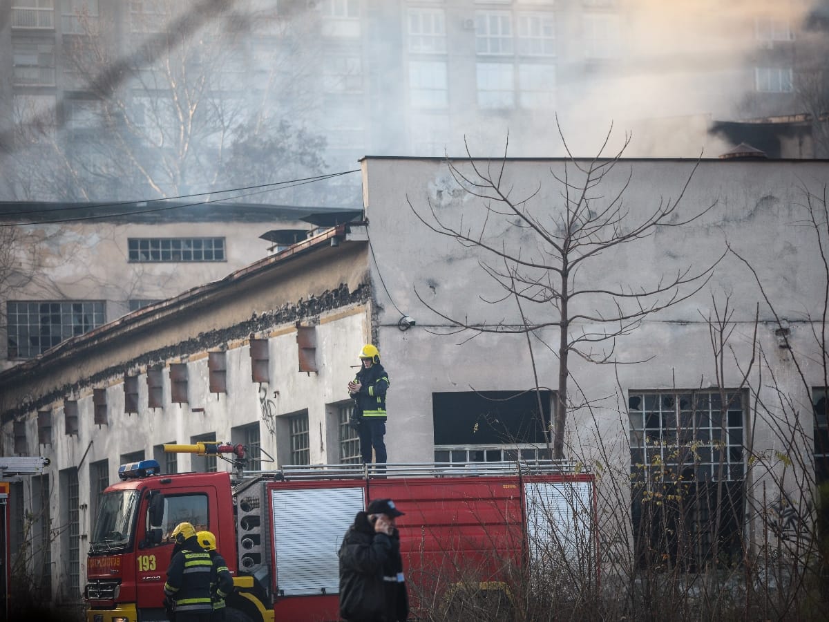 Pozar fabrika Sutjeska vatrogasci (10).jpeg