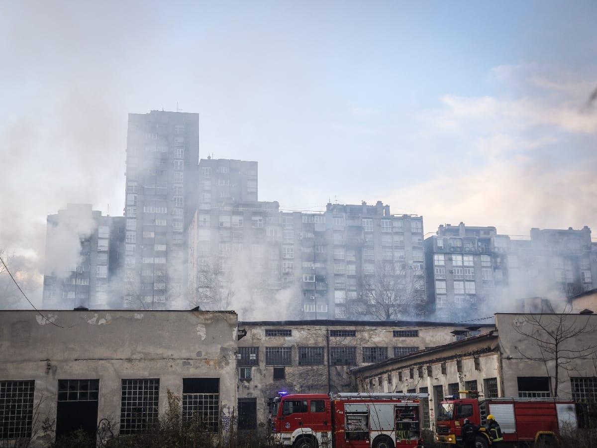 Pozar fabrika Sutjeska vatrogasci (12).jpeg