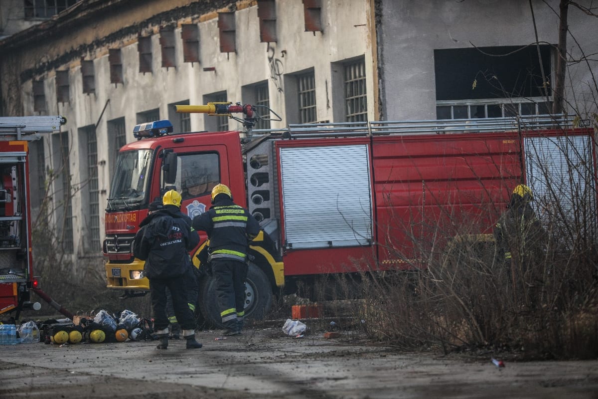 Pozar fabrika Sutjeska vatrogasci (14).jpeg