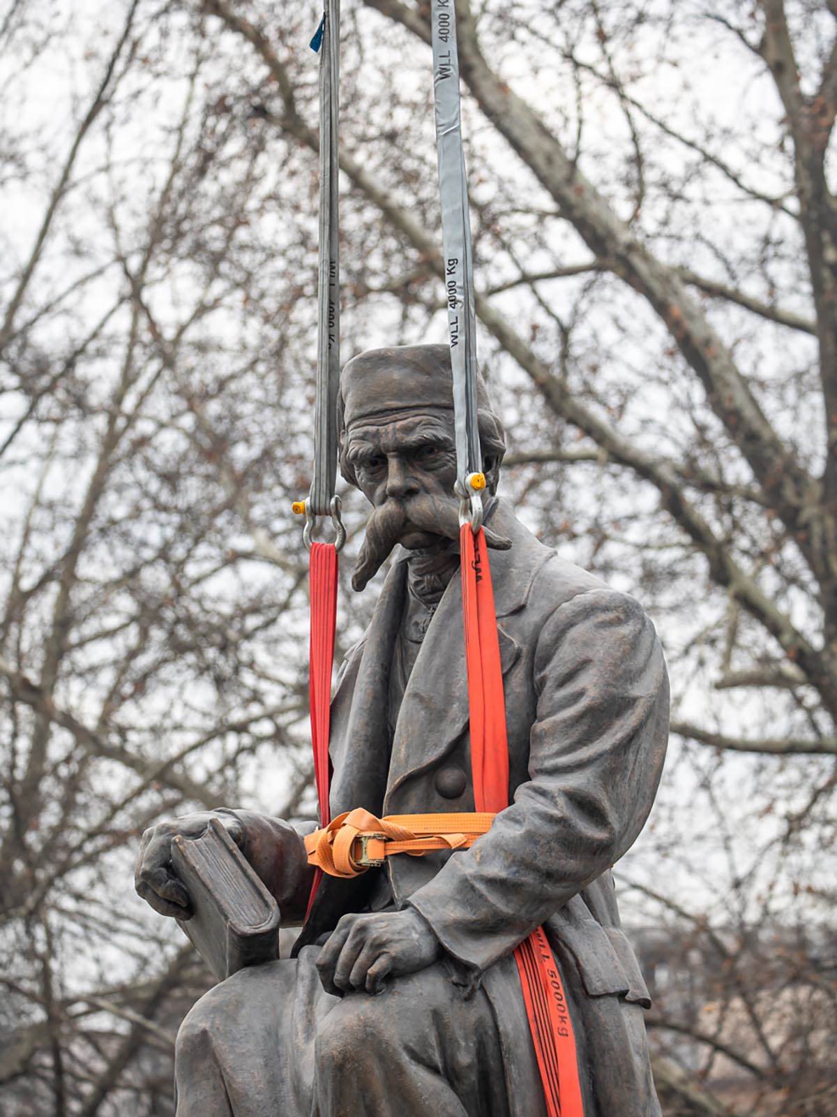 Vuk Karadžić spomenik-0039.jpg