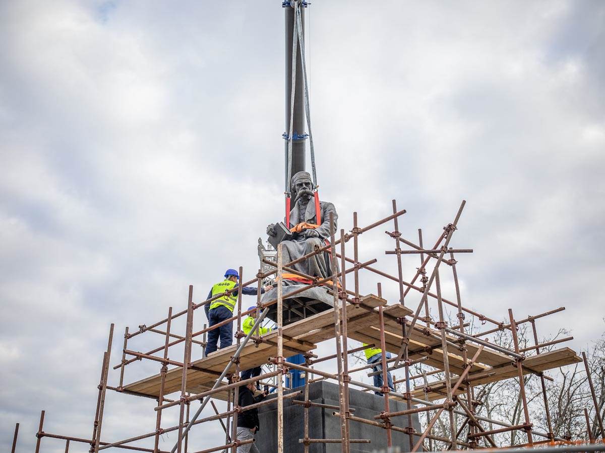 Vuk Karadžić spomenik-0083.jpg