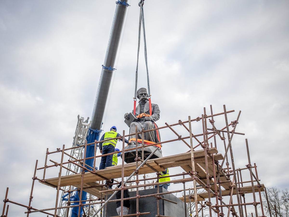 Vuk Karadžić spomenik-0093.jpg