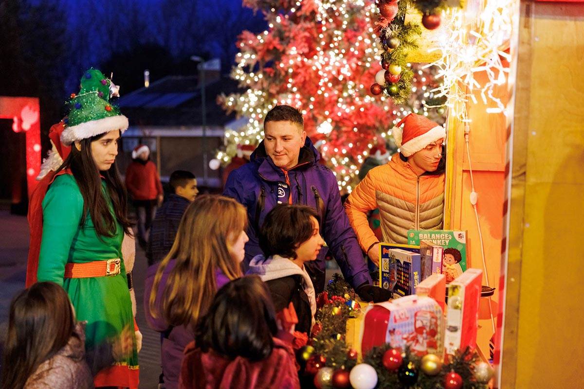 Volimo praznike jer volimo jedni druge_Podela paketića u Dečjem selu u Sremskoj Kamenici.jpg